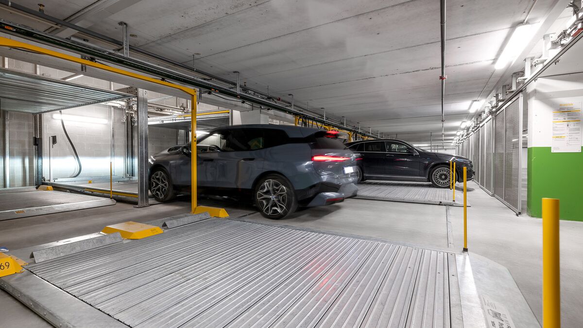 Ett fordon kör upp på plattformen till WÖHR Combilift 552, medan parkeringsplattformarna 601 syns i förgrunden.