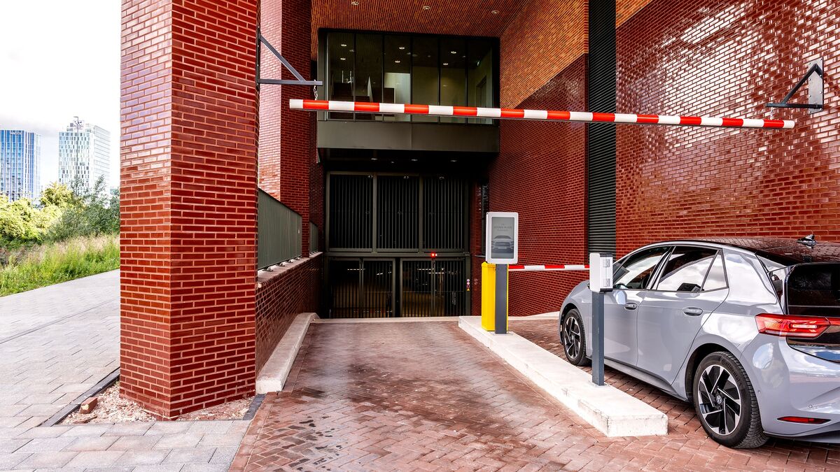 Fordon vid infart till parkeringsanläggningen. Infartsterminalen läser av registreringsskylten och styr automatiskt behörigheten för tillträde.