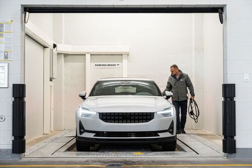 Bilden visar överlämningsområdet i ett automatiserat parkeringssystem där fordonet parkeras av föraren.