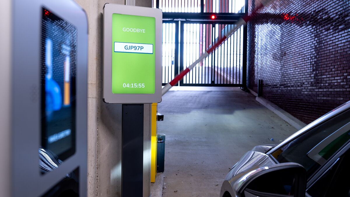 Automatisk registreringsskyltigenkänning vid utfart från ett WÖHR Combilift 542/543 parkeringssystem.