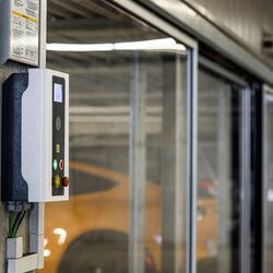 Bilden visar en kontrollpanel för ett parkeringssystem.