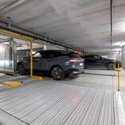 Ett fordon kör upp på plattformen till WÖHR Combilift 552, medan parkeringsplattformarna 601 syns i förgrunden.
