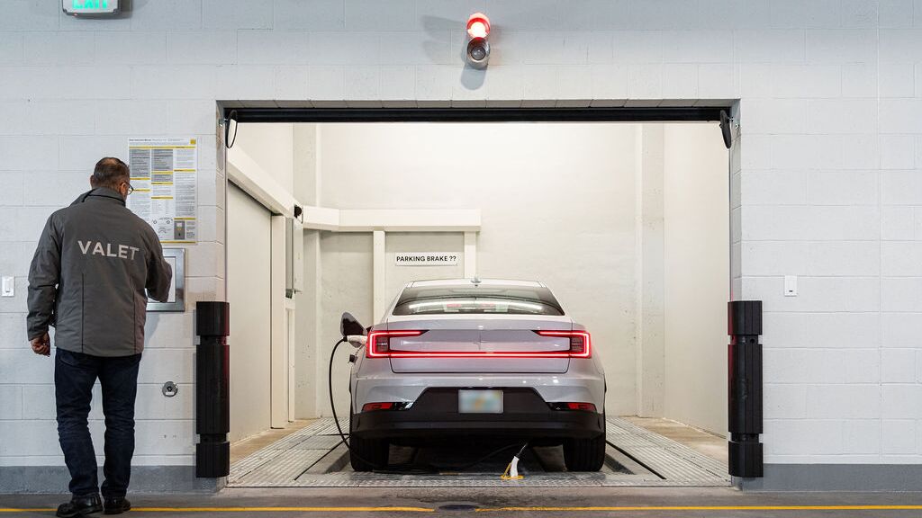 Bilden visar överlämningsområdet i ett automatiserat parkeringssystem där föraren startar parkeringsprocessen så att fordonet automatiskt transporteras och parkeras i parkeringssystemet.