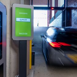 Automatisk registreringsskyltigenkänning vid utfart från ett WÖHR Combilift 542/543 parkeringssystem.
