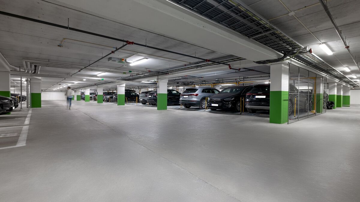 Garagets uppbyggnad tydliggörs. I mitten syns parkeringssystemet