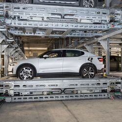 Bilen står på en parkeringsplattform i ett automatiserat parkeringssystem.