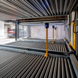 Interiörvy av det halvautomatiska parkeringssystemet WÖHR Combilift med flyttbara parkeringsplattformar för yteffektiv och effektiv fordonsparkering.