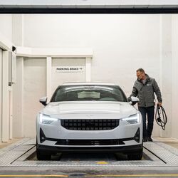 Bilden visar överlämningsområdet i ett automatiserat parkeringssystem där fordonet parkeras av föraren.