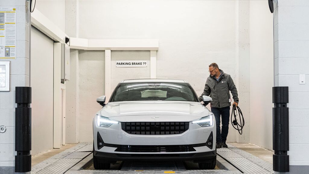 Bilden visar överlämningsområdet i ett automatiserat parkeringssystem där fordonet parkeras av föraren.