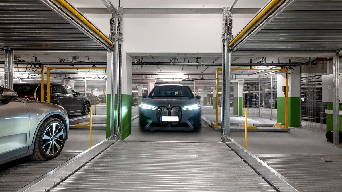 Ett fordon kör upp på plattformen till WÖHR Combilift 552.
