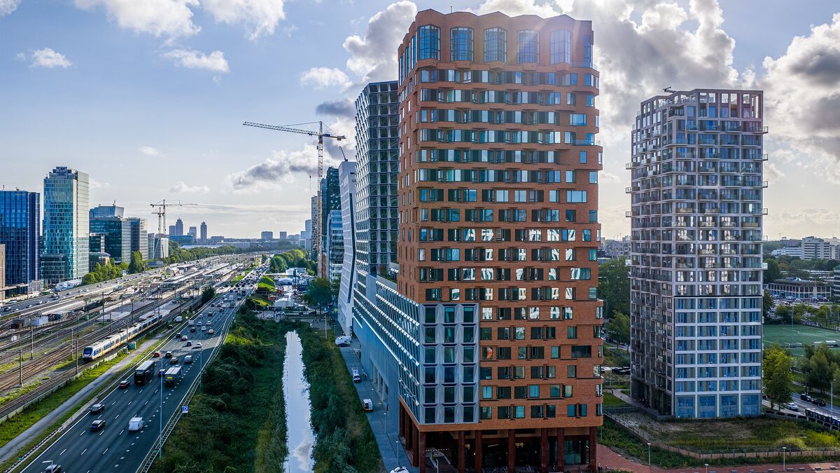 Modernt stadsområde med höghus, grönområden och god infrastruktur.