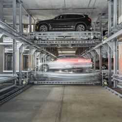Bilen står på en parkeringsplattform i ett automatiserat parkeringssystem.