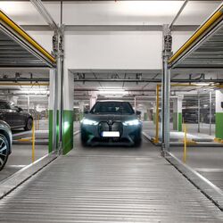 Ett fordon kör upp på plattformen till WÖHR Combilift 552.