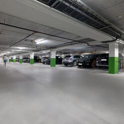 Garagets uppbyggnad tydliggörs. I mitten syns parkeringssystemet